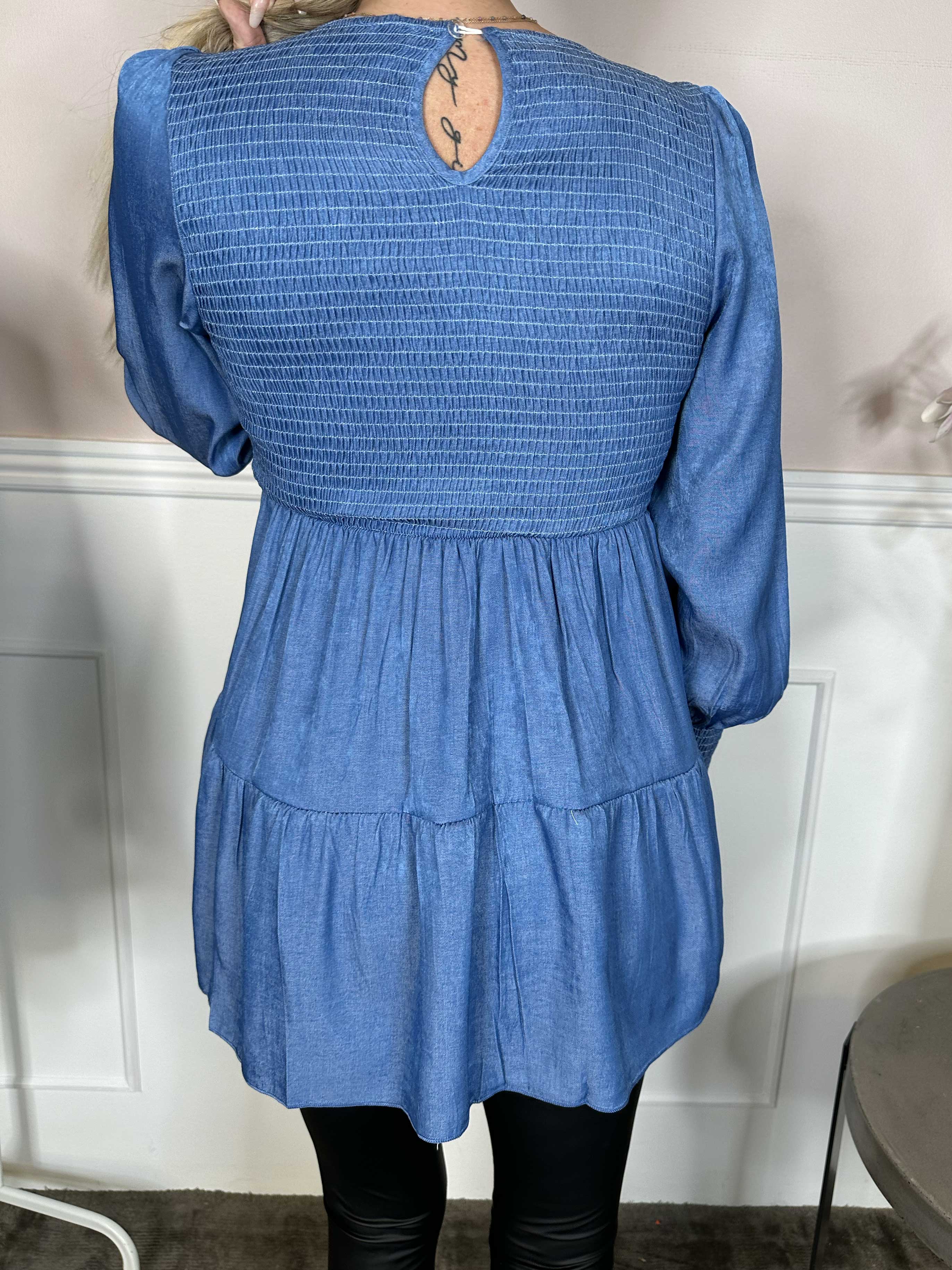 Kelly Denim Shirt - Elastisk bluse med smock henover brystet